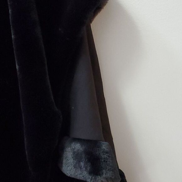 Saks Fifth Ave Ladies Faux Fur Trimmed Wrap/Shawl - Picture 5 of 12